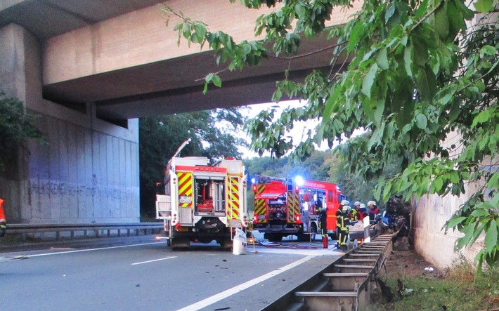 POL-HM: Audi prallt gegen Brückenpfeiler - Fahrer stirbt noch am Unfallort