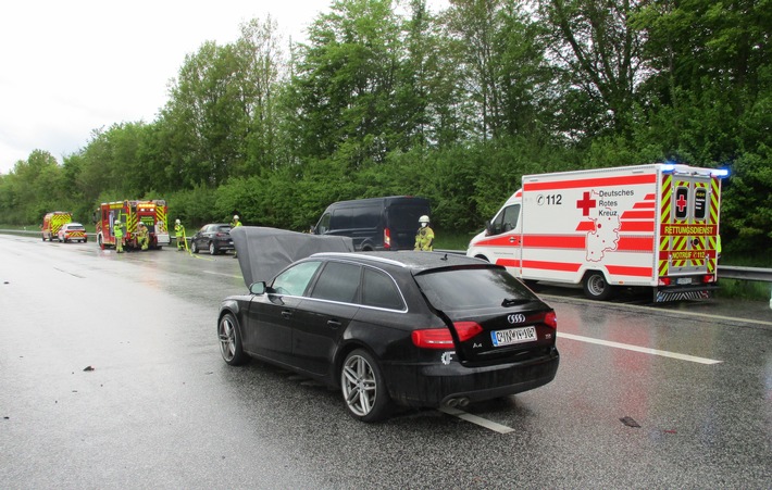 FW Bremerhaven: Verkehrsunfall sorgt für Vollsperrung auf der Autobahn