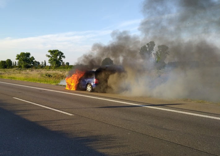 POL-PDNW: Brennender PKW auf der A 61 / Vollsperrung