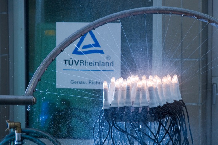 TÜV Rheinland: Weihnachtszeit - Gefährliche Zeit / Worauf Verbraucher bei Kauf und Gebrauch von Lichterketten, Kerzen und Christbaumständern achten können / www.tuv.com