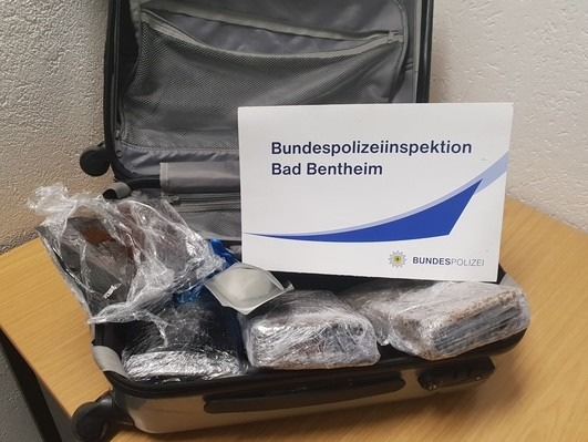 BPOL-BadBentheim: Drogenschmuggler festgenommen / Kokain im Wert von über 200.000,- Euro beschlagnahmt