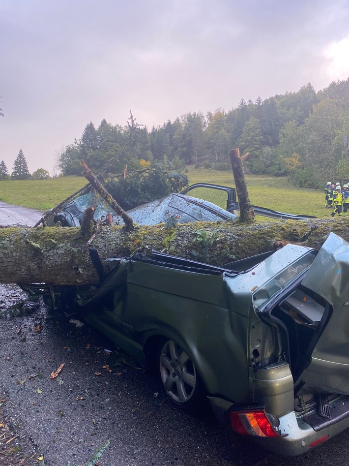POL-FR: Unwetter - Warnung vor Sturmtief mit einzelnen Orkanböen - mehrere Schäden durch Windbruch - Baum knickt ab und stürzt auf vorbeifahrenden Pkw - 2 schwer verletzte Personen