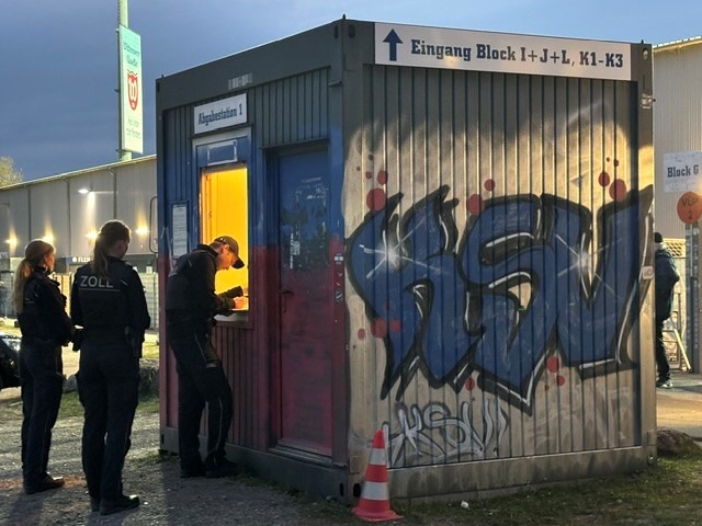 HZA-KI: Zoll überprüft Sicherheitskräfte bei Fußballspiel - 60 Verstöße gegen Sofortmeldepflicht festgestellt