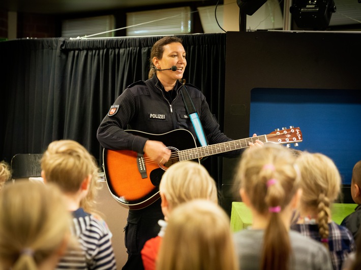 POL-LG: &quot;(...) Erst stehen, dann sehen und wenn nichts kommt, darf man rübergehen!&quot;: Puppenbühne der Polizeidirektion Lüneburg sensibilisiert Vorschulkinder zu Sicherheit im Straßenverkehr