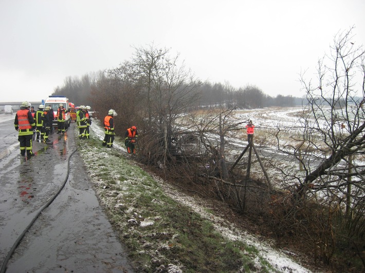 POL-CUX: Tödlicher Unfall auf der Autobahn - 55-Jähriger verliert auf schneeglatter Fahrbahn Kontrolle über Pkw