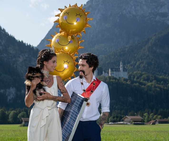 Setzen auf Solarenergie: Kaiserin Sissi und König Ludwig II mit einem E.ON Solarmodul vor Schloss Neuschwanstein. EON; Photovoltaik; Sehenswürdigkeit; Solarenergie; erneuerbare Energien; Tattoos. Das Foto darf für redaktionelle Zwecke kostenfrei verwendet werden. Weiterer Text über ots und www.presseportal.de/nr/109984 / Die Verwendung dieses Bildes ist für redaktionelle Zwecke honorarfrei. Veröffentlichung bitte unter Quellenangabe: "obs/E.ON Energie Deutschland GmbH/E.ON/Harry Meister"