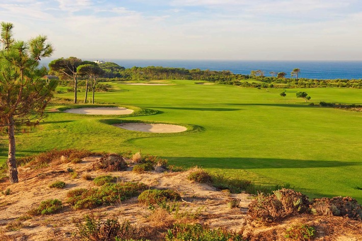 Professionelle Plätze in authentischer Umgebung: Einputten in Lissabon - Mehr als 20 Golfanlagen für Sportler in der Region