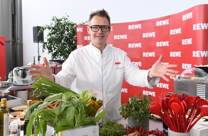 REWE bleibt Ernährungspartner des DFB: Strategische Partnerschaft bis 2018 verlängert