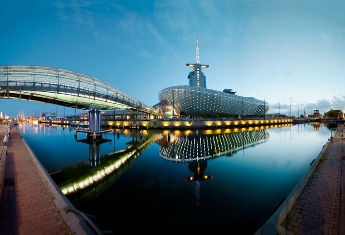10 Jahre permanent auf Weltreise! In der einzigartigen Wissens- und Erlebniswelt Klimahaus Bremerhaven 8° Ost dreht sich seit einer Dekade alles um den Klimawandel
