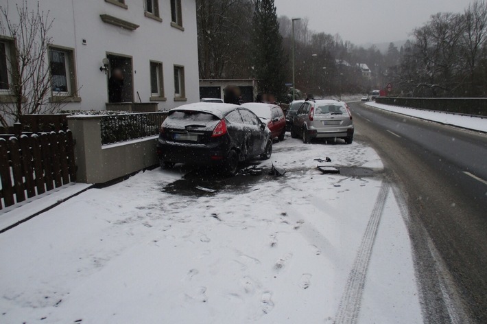 POL-HA: Zwei Unfälle auf der Rummenohler Straße - Fahrbahn glatt