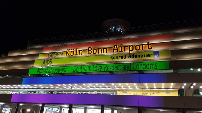 Terminal am Flughafen Köln/Bonn erstrahlt in Regenbogenfarben