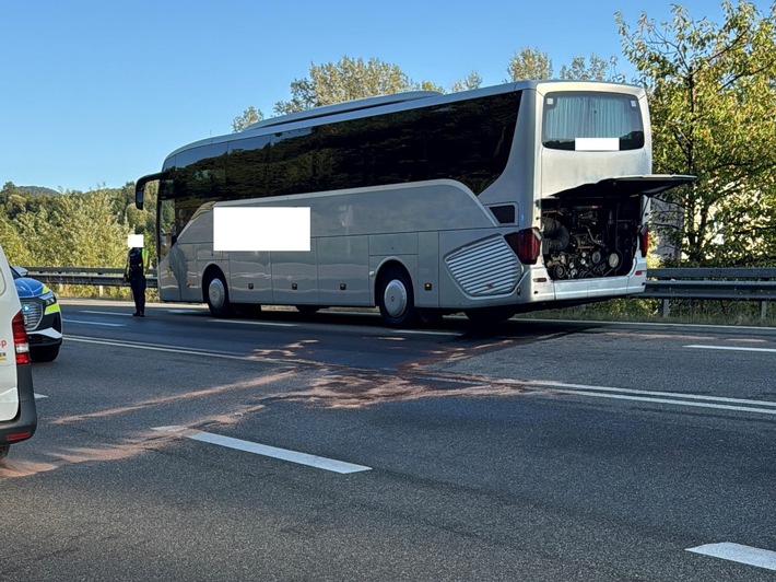 POL-PDLD: Motorschaden eines Reisebusses verursacht Verkehrschaos