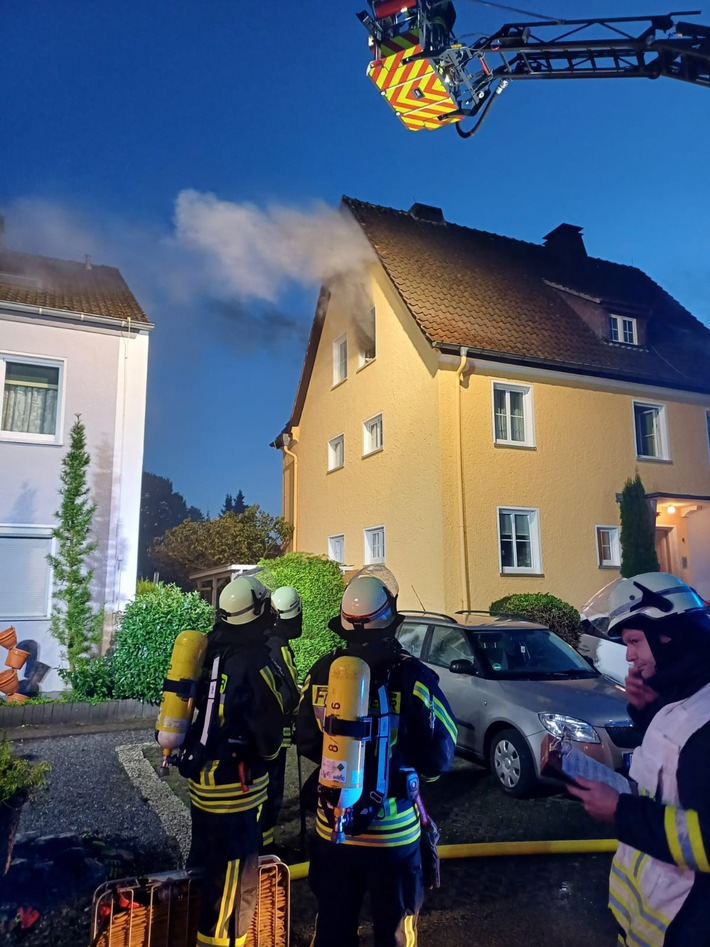 FW Horn-Bad Meinberg: Feuer in Zimmer macht Wohnung unbewohnbar - vorgehende Trupps unter Null-Sicht
