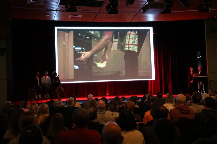 Feuerwehr MTK: 300 Gäste feiern erfolgreiche Premiere von "Charlie und die Feuerwehrfabrik" - Weihnachtsfilm jetzt online