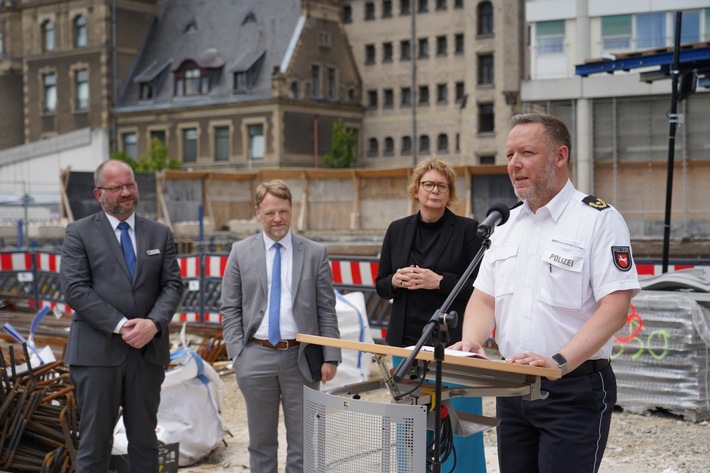 POL-H: Richtfest für neue Leitstelle und neues Servicegebäude der Polizeidirektion Hannover: Marcus Rogge: &quot;Arbeiten liegen im Zeitplan&quot;