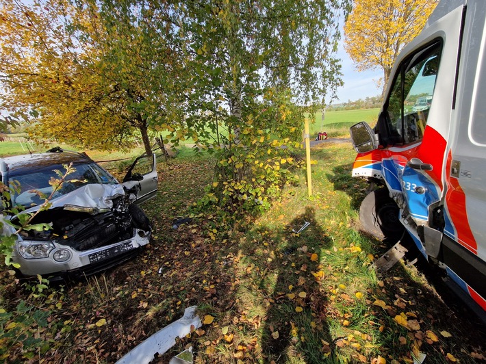 POL-GÖ: (432/2022) Schwerer Unfall im Begegnungsverkehr - Krankenwagen gerät in den Gegenverkehr und kollidiert mit entgegenkommenden Skoda, 79-Jähriger Patient erliegt seinen Verletzungen