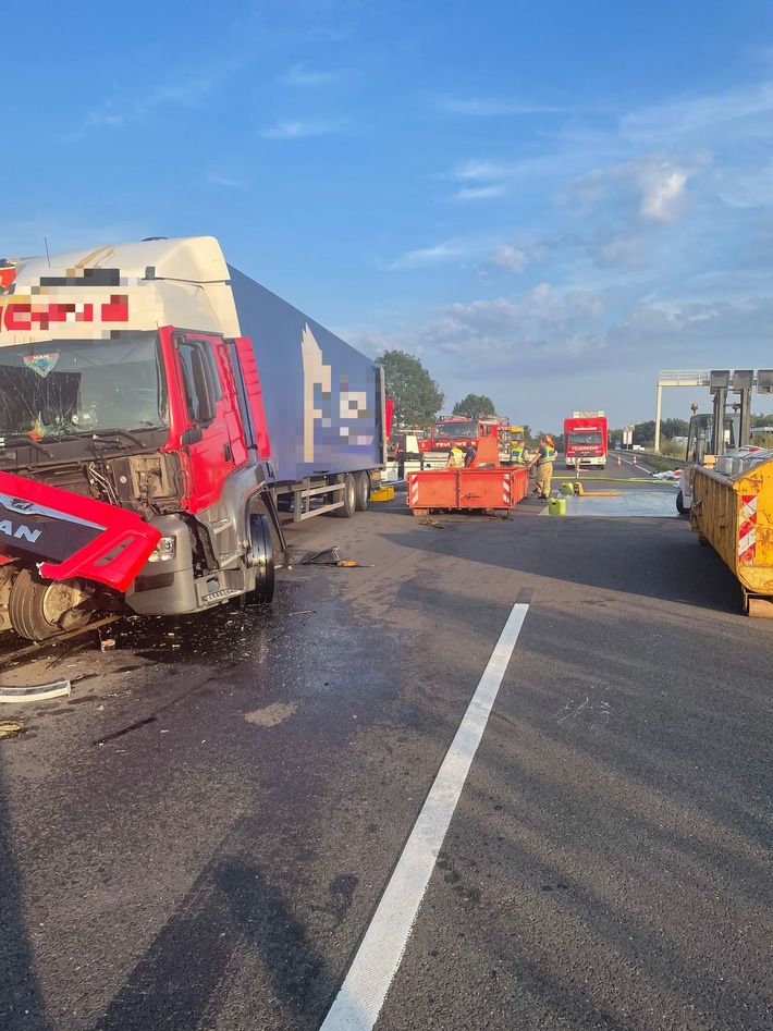 FW Helmstedt: Verkehrsunfall mit zwei LKW und Unbekannter Ladung