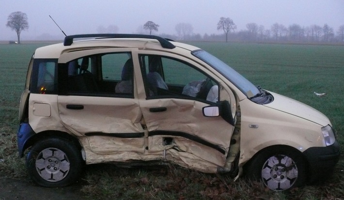 POL-MI: Fiat schleudert bei Unfall auf Acker