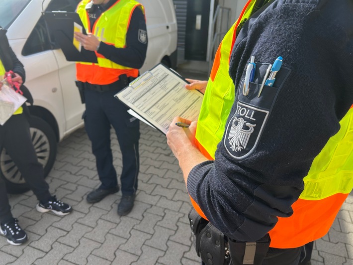 HZA-S: Bundesweite Schwerpunkprüfung gegen Schwarzarbeit und illegale Beschäftigung / Hauptzollamt Stuttgart prüft 125 Paketlieferanten von 21 Unternehmen