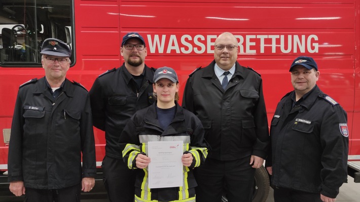 FW Celle: Lehrgangsbeste - Nina Ramachers ist neue Feuerwehrtaucherin in Celle!