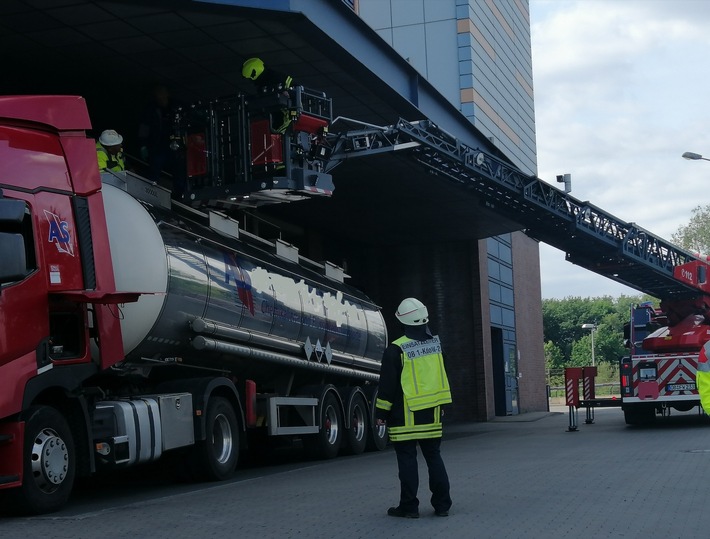 FW-OB: LKW Fahrer bei Umfüllarbeiten verletzt