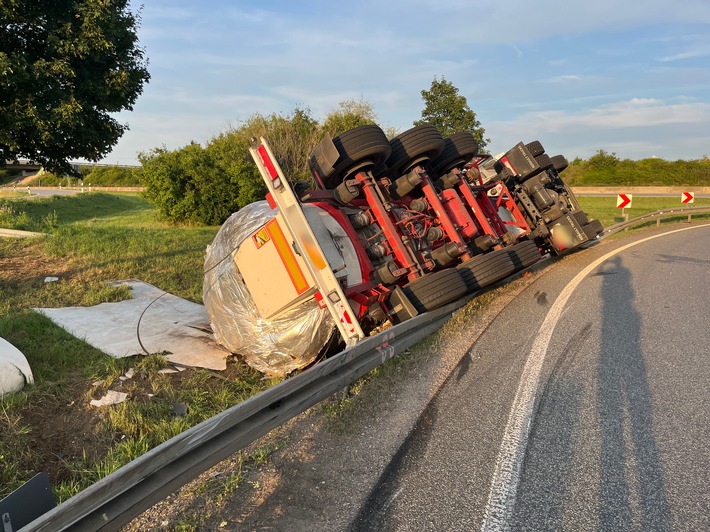 API-TH: umgekippter Bierlaster sorgt für Sperrung der Anschlussstelle Erfurt-Nord