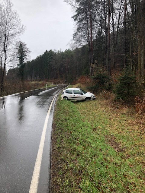 POL-PDLD: Pkw total beschädigt - Fahrerin leicht verletzt