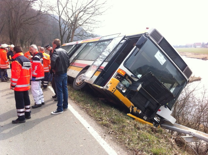 POL-HOL: Kreisstraße 35 - Reileifzen - Dölme: Spektakulärer Bus-Unfall endet glimpflich - Schutzplanke bewahrt Bus vor Fall in die Weser -