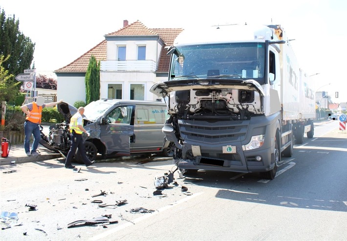 POL-MI: Bulli-Fahrer kollidiert mit Lastwagen