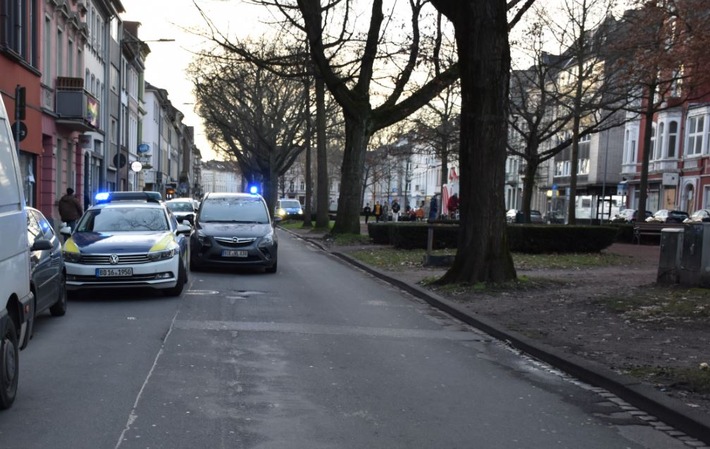 HZA-KR: Zoll und Polizei führen Sonderprüfung in Krefeld durch - Kontrollen in Barbershops, Kiosken, Cafés und Shishabars - 4 Festnahmen