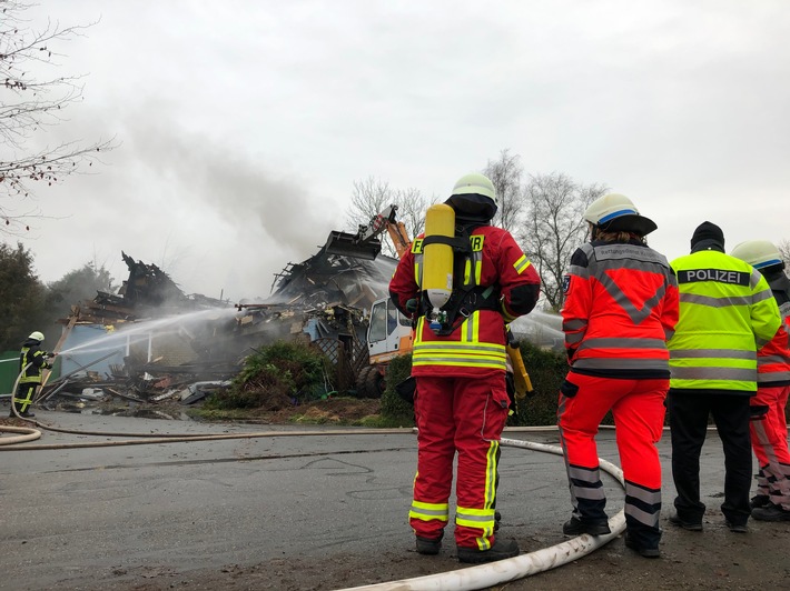 FW-HEI: Viel Arbeit für Feuerwehren - In Dithmarschen sorgen mehrere Brände für zeitgleiche Einsätze der Feuerwehr