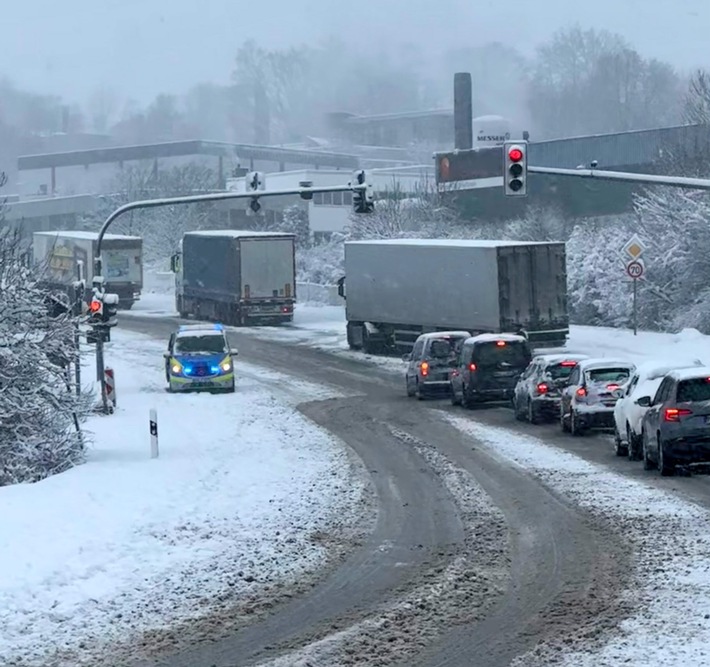 POL-MK: Zweite Schneebilanz: Zahlreiche Unfälle und chaotische Straßenzustände