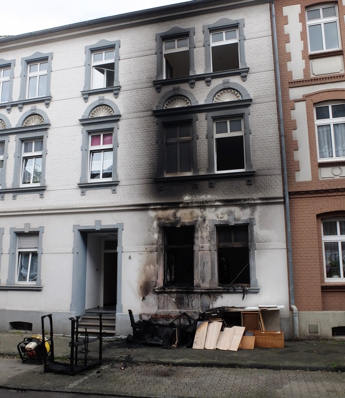 FW-GE: Brennender Sperrmüllhaufen vor Wohnhaus