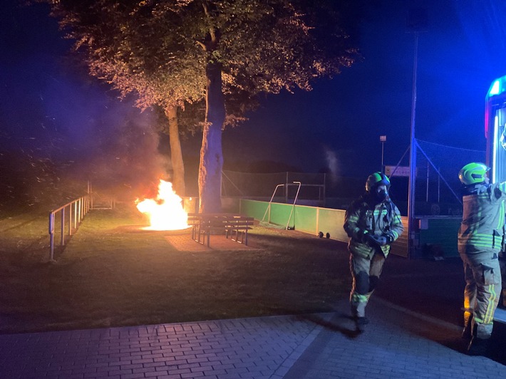 FW Alpen: Feuer auf dem Veener Sportplatz