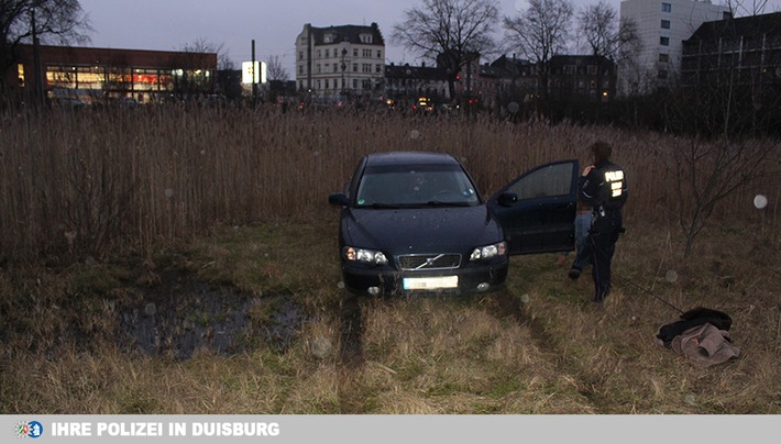 POL-DU: Ruhrort: Auto rollt Böschung hinab