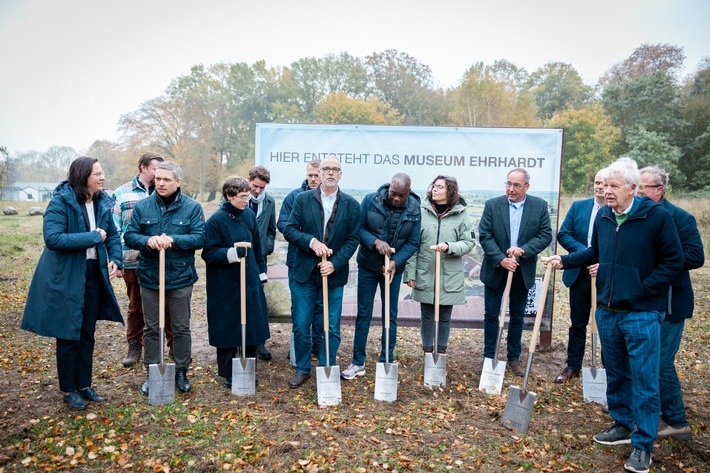 Spatenstich für das Museum Ehrhardt unter Beisein des Architektes und Pritzker Preisträgers Francis Kére (Mitte) und des Bauherren Dr. Jens Ehrhardt (ganz rechts). / Weiterer Text über ots und www.presseportal.de/nr/175412 / Die Verwendung dieses Bildes für redaktionelle Zwecke ist unter Beachtung aller mitgeteilten Nutzungsbedingungen zulässig und dann auch honorarfrei. Veröffentlichung ausschließlich mit Bildrechte-Hinweis.