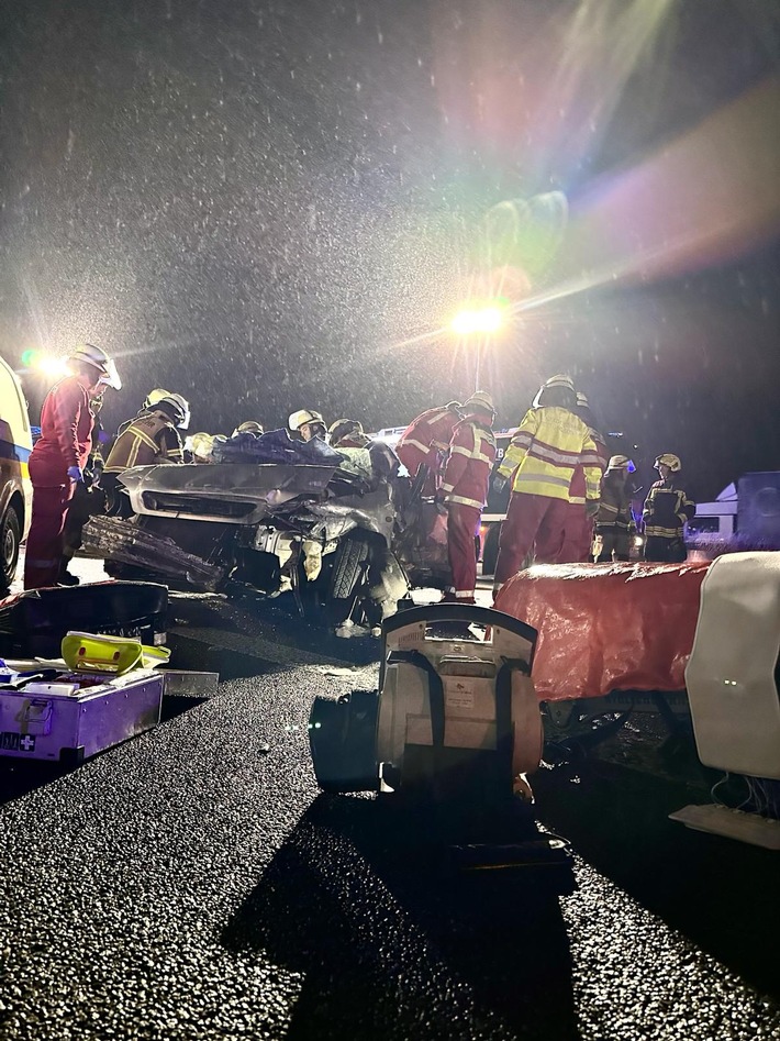 FW-E: Schwerer Verkehrsunfall mit eingeklemmter Person - schwierige Anfahrt durch fehlende Rettungsgasse