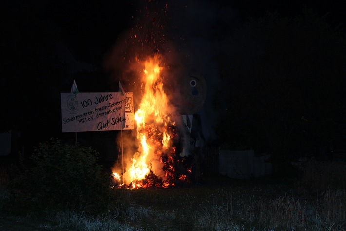 POL-HAM: Strohpuppe von Schützenverein brennt erneut