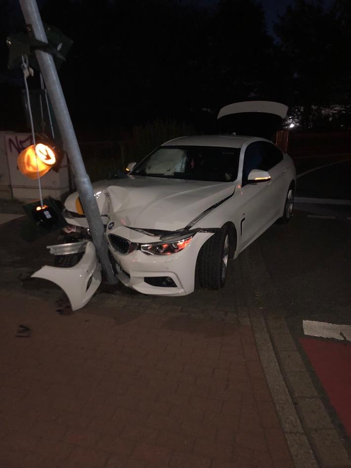 POL-DU: Großenbaum: Betrunkener Autofahrer kollidiert mit Ampel