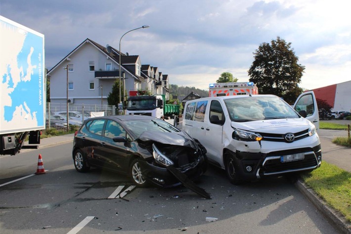 POL-RBK: Overath - Verkehrsunfall mit zwei Leichtverletzten