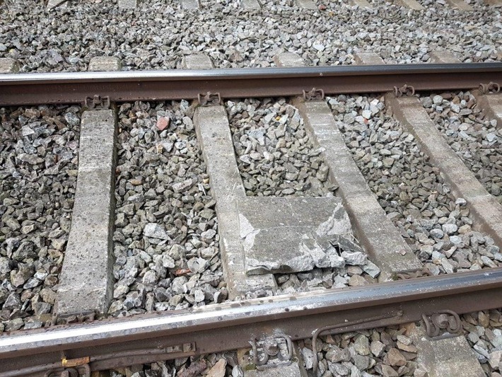 BPOL NRW: Lebensgefahr! - Betonplatten auf die Schienen gelegt - Bundespolizei warnt vor lebensgefährlichem Wahnsinn