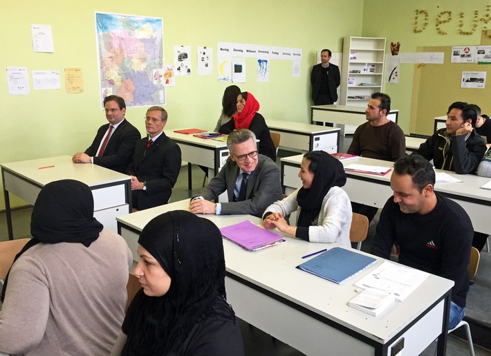 Bundesinnenminister de Maizière zu Besuch in Johanniter-Flüchtlingsunterkunft
