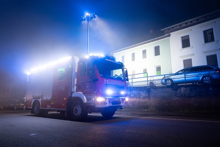 FW LK Neunkirchen: Feuerwehr Neunkirchen löscht Brand in Wiebelskircher Mehrfamilienhaus