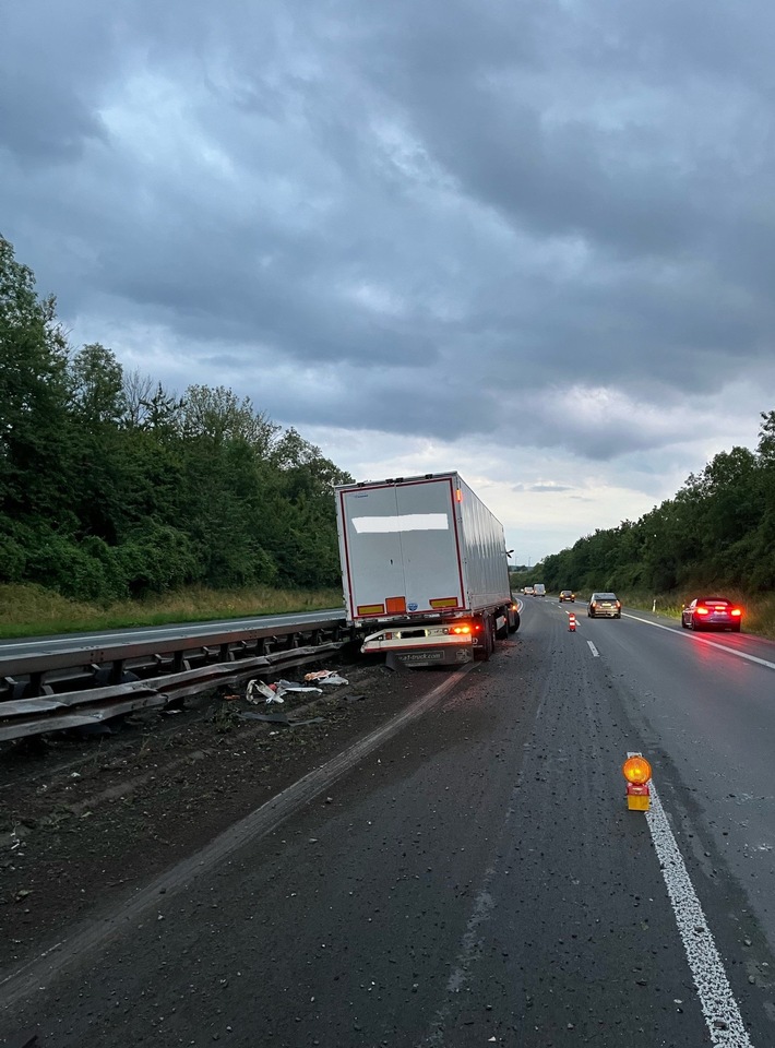 POL-BI: LKW kommt in Mittelschutzplanke zum Stehen