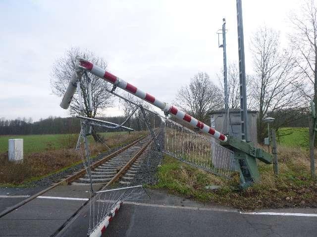 POL-LG: ++ Traktor beschädigt Bahnschranke - hoher Sachschaden ++