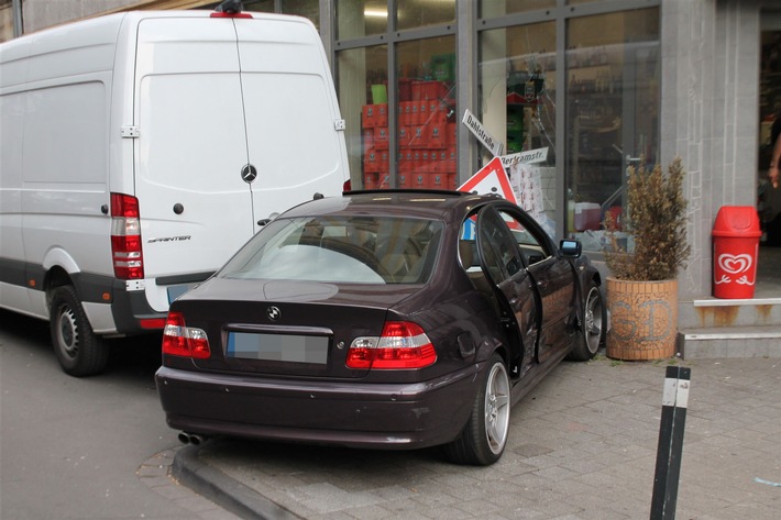 POL-DU: Marxloh: Verkehrsschild durchschlägt Schaufensterscheibe bei Unfall