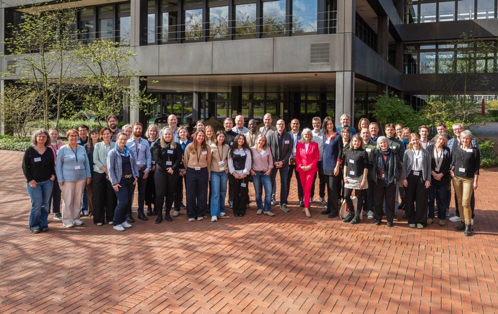 In den Räumlichkeiten des Bundesministerium für wirtschaftliche Zusammenarbeit und Entwicklung in Bonn kamen kürzlich die Juror*innen des Schulwettbewerbs zusammen. / Weiterer Text über ots und www.presseportal.de/nr/117481 / Die Verwendung dieses Bildes für redaktionelle Zwecke ist unter Beachtung aller mitgeteilten Nutzungsbedingungen zulässig und dann auch honorarfrei. Veröffentlichung ausschließlich mit Bildrechte-Hinweis.