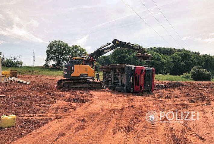 POL-PPWP: Lkw umgekippt