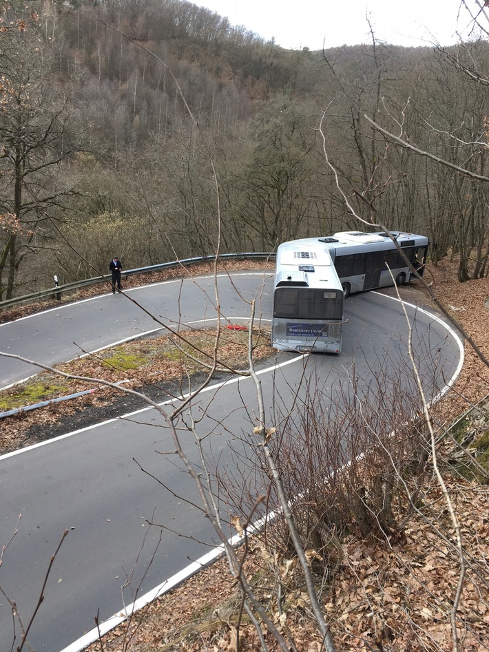 POL-PDMT: Gelenkbus fährt sich fest