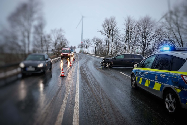 POL-PB: Winterliche Straßenverhältnisse fordern weitere Unfälle